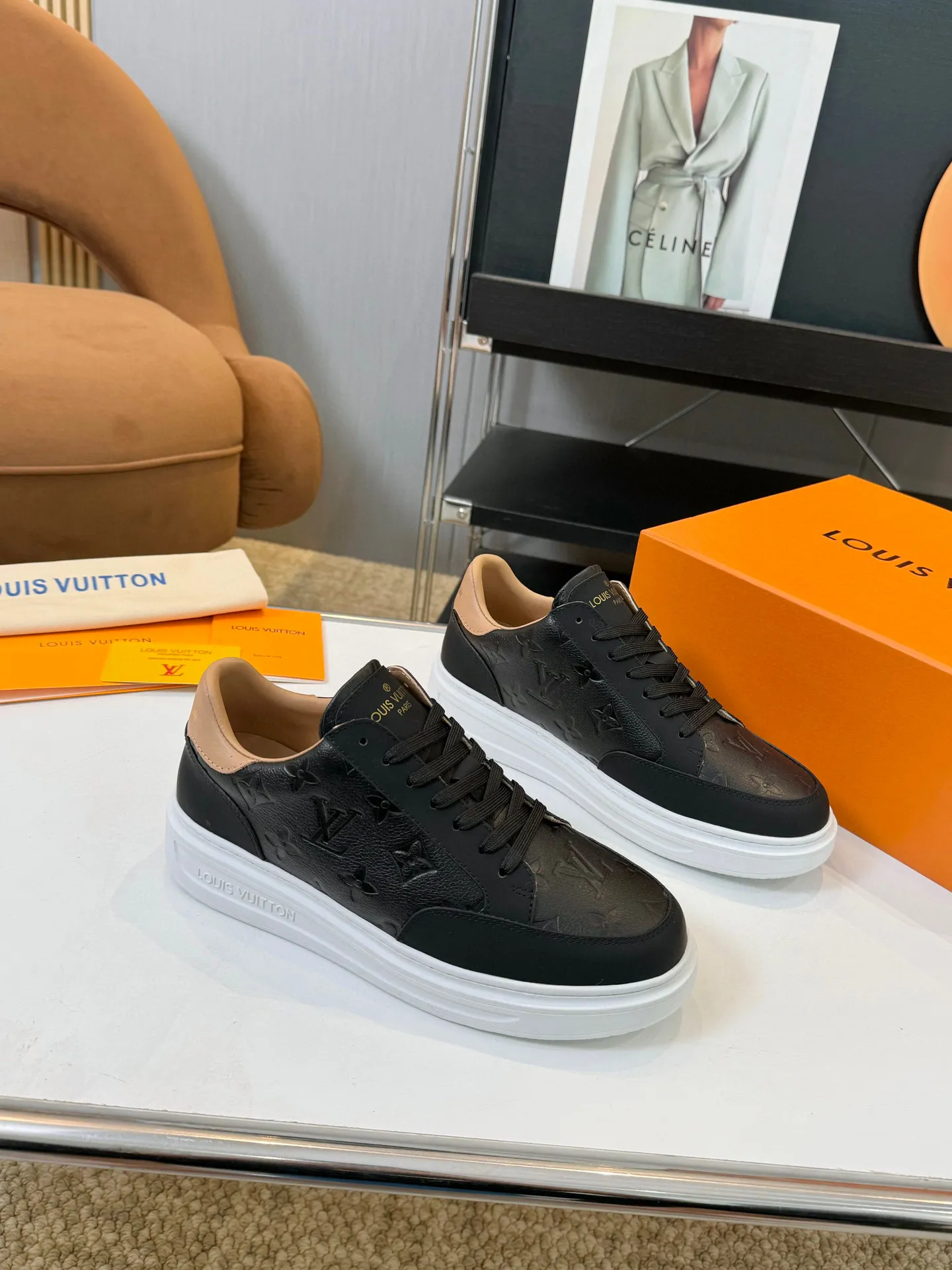 Men's Men's Shoes 💰620💰 LV [Beverly Hills Sports Shoes Series] This Beverly Hills sports shoes are made of grained cow leather with Damier pattern, echoing the current season's leather goods series. The thick rubber outsole is lightweight, and an embossed Louis Vuitton logo adds a branding touch. Padded insole and technical fabric lining enhance comfort.  Detailed Features ♛ Silk cowhide ➕ Tumbled cowhide ♛ Ultra-light rubber outsole ♛ Louis Vuitton logo on tongue and outsole ♛ Size: 38-46